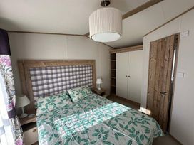 West Sands - Holiday Accommodation 22299 - Hampshire - 1188619 - thumbnail photo 4