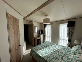 West Sands - Holiday Accommodation 22299 - Hampshire - 1188619 - thumbnail photo 5