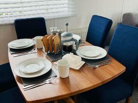 Manor Park Holiday Village - Holiday Accommodation 22314 - Norfolk - 1188633 - thumbnail photo 4