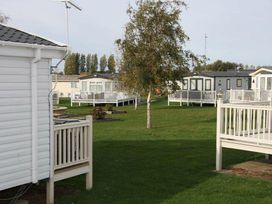 Manor Park Holiday Village - Holiday Accommodation 22314 - Norfolk - 1188633 - thumbnail photo 15