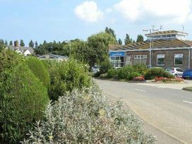 Manor Park Holiday Village - Holiday Accommodation 22314 - Norfolk - 1188633 - thumbnail photo 17