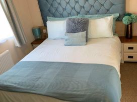 Hayling Island Holiday Park - Meadow Bay Villages - Holiday Accommodation 2399 - Hampshire - 1188716 - thumbnail photo 7