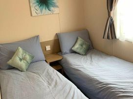 Hayling Island Holiday Park - Meadow Bay Villages - Holiday Accommodation 2399 - Hampshire - 1188716 - thumbnail photo 9