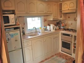 Greenacres Holiday Park - Holiday Accommodation 243 - North Wales - 1188718 - thumbnail photo 6