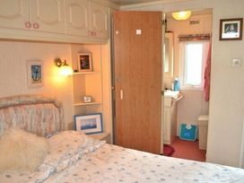 Greenacres Holiday Park - Holiday Accommodation 243 - North Wales - 1188718 - thumbnail photo 7