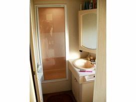 Greenacres Holiday Park - Holiday Accommodation 243 - North Wales - 1188718 - thumbnail photo 11