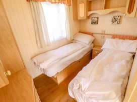 A bedroom with two single beds at Coastfield Holiday Village - Holiday Accommodation 2604, Ingoldmells