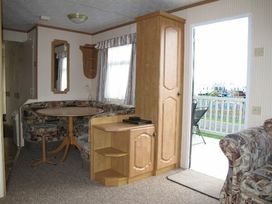 Kingfisher Caravan Park - Holiday Accommodation 265 - Lincolnshire - 1188741 - thumbnail photo 3