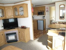 Kingfisher Caravan Park - Holiday Accommodation 265 - Lincolnshire - 1188741 - thumbnail photo 4