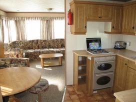 Kingfisher Caravan Park - Holiday Accommodation 265 - Lincolnshire - 1188741 - thumbnail photo 5