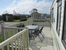 Kingfisher Caravan Park - Holiday Accommodation 265 - Lincolnshire - 1188741 - thumbnail photo 8