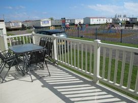 Kingfisher Caravan Park - Holiday Accommodation 265 - Lincolnshire - 1188741 - thumbnail photo 9