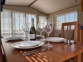 West Sands - Holiday Accommodation 2775 - Hampshire - 1188752 - thumbnail photo 3