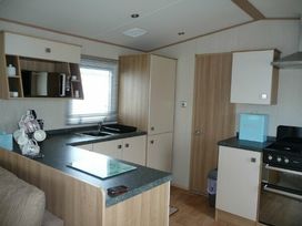 Kingfisher Caravan Park - Holiday Accommodation 281 - Lincolnshire - 1188756 - thumbnail photo 3