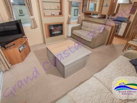 Devon Cliffs Holiday Park - Holiday Accommodation 3305 - Devon - 1188795 - thumbnail photo 2