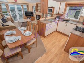 Devon Cliffs Holiday Park - Holiday Accommodation 3305 - Devon - 1188795 - thumbnail photo 7