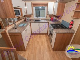 Devon Cliffs Holiday Park - Holiday Accommodation 3305 - Devon - 1188795 - thumbnail photo 8