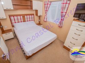 Devon Cliffs Holiday Park - Holiday Accommodation 3305 - Devon - 1188795 - thumbnail photo 9