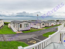 Devon Cliffs Holiday Park - Holiday Accommodation 3305 - Devon - 1188795 - thumbnail photo 17