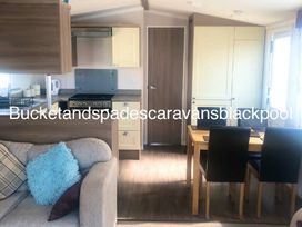 Marton Mere Holiday Village - Holiday Accommodation 3560 - Lake District - 1188820 - thumbnail photo 2