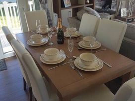 Devon Cliffs Holiday Park - Holiday Accommodation 4101 - Devon - 1188850 - thumbnail photo 4