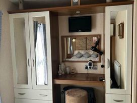 Trecco Bay - Holiday Accommodation 4162 - Somerset & Wiltshire - 1188855 - thumbnail photo 10
