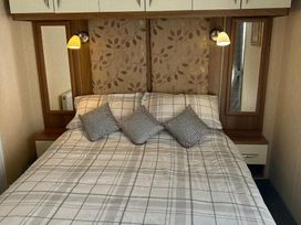 Trecco Bay - Holiday Accommodation 4162 - Somerset & Wiltshire - 1188855 - thumbnail photo 9