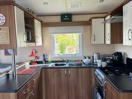 Trecco Bay - Holiday Accommodation 4162 - Somerset & Wiltshire - 1188855 - thumbnail photo 12