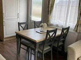 Hopton Holiday Village - Holiday Accommodation 453 - Suffolk & Essex - 1188880 - thumbnail photo 7