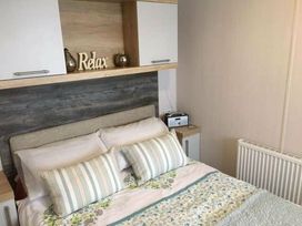 Hopton Holiday Village - Holiday Accommodation 453 - Suffolk & Essex - 1188880 - thumbnail photo 8