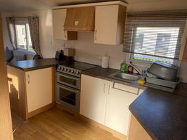 Trecco Bay - Holiday Accommodation 4945 - Somerset & Wiltshire - 1188906 - thumbnail photo 6