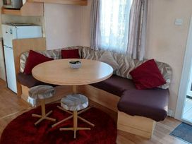 Happy Days Caravan Park - Holiday Accommodation 4991 - North Wales - 1188908 - thumbnail photo 6