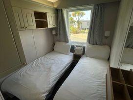 Presthaven Beach Resort - Holiday Accommodation 51 - North Wales - 1188916 - thumbnail photo 16