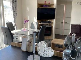 Marton Mere Holiday Village - Holiday Accommodation 5626 - Lake District - 1188945 - thumbnail photo 5