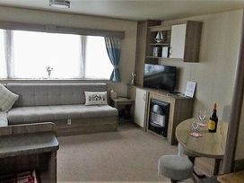 Devon Cliffs Holiday Park - Holiday Accommodation 5836 - Devon - 1188955 - thumbnail photo 5