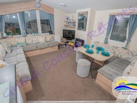 Devon Cliffs Holiday Park - Holiday Accommodation 6138 - Devon - 1188981 - thumbnail photo 3
