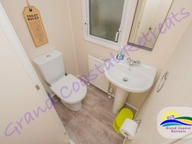 Devon Cliffs Holiday Park - Holiday Accommodation 6138 - Devon - 1188981 - thumbnail photo 9