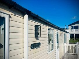 Devon Cliffs Holiday Park - Holiday Accommodation 6394 - Devon - 1189005 - thumbnail photo 11