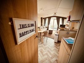 Devon Cliffs Holiday Park - Holiday Accommodation 6394 - Devon - 1189005 - thumbnail photo 17