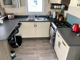 Oakdene Forest Park - Holiday Accommodation 6437 - Hampshire - 1189011 - thumbnail photo 4