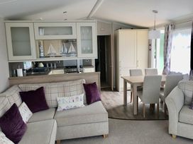 Pinewoods Holiday Park - Holiday Accommodation 6578 - Norfolk - 1189018 - thumbnail photo 2