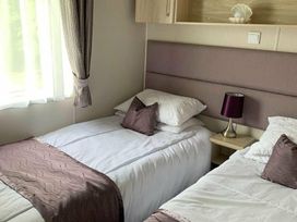Pinewoods Holiday Park - Holiday Accommodation 6578 - Norfolk - 1189018 - thumbnail photo 3