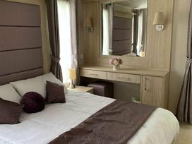 Pinewoods Holiday Park - Holiday Accommodation 6578 - Norfolk - 1189018 - thumbnail photo 4