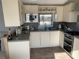 Pinewoods Holiday Park - Holiday Accommodation 6578 - Norfolk - 1189018 - thumbnail photo 6