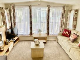 Pinewoods Holiday Park - Holiday Accommodation 6620 - Norfolk - 1189022 - thumbnail photo 2