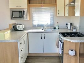 Pinewoods Holiday Park - Holiday Accommodation 6620 - Norfolk - 1189022 - thumbnail photo 4