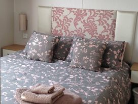 Pinewoods Holiday Park - Holiday Accommodation 6620 - Norfolk - 1189022 - thumbnail photo 5