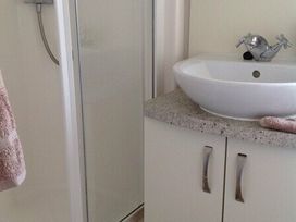 Pinewoods Holiday Park - Holiday Accommodation 6620 - Norfolk - 1189022 - thumbnail photo 9