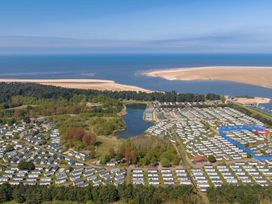 Pinewoods Holiday Park - Holiday Accommodation 6620 - Norfolk - 1189022 - thumbnail photo 12
