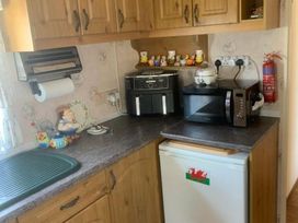 Kiln Park Holiday Park - Holiday Accommodation 68 - South Wales - 1189038 - thumbnail photo 3